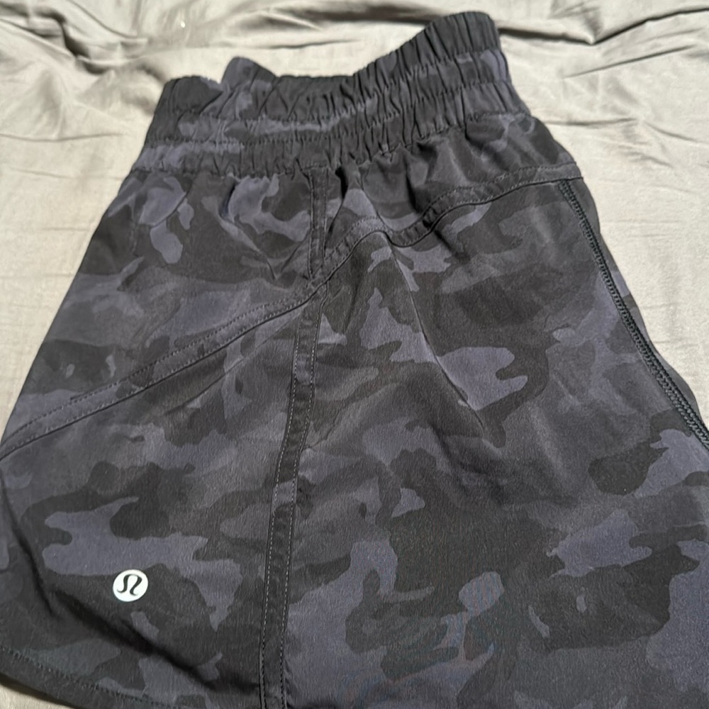 GUC Lululemon track that shorts size 12 in black camo; 3 inch inseam